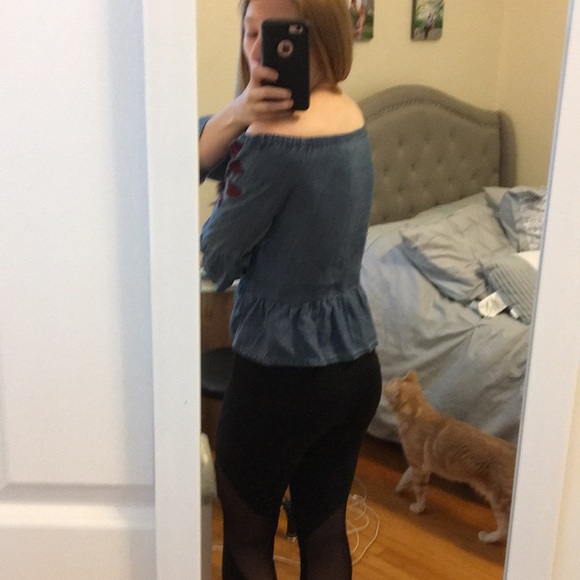 Francesca’s off the shoulder Chambray Blouse - Picture 3 of 7